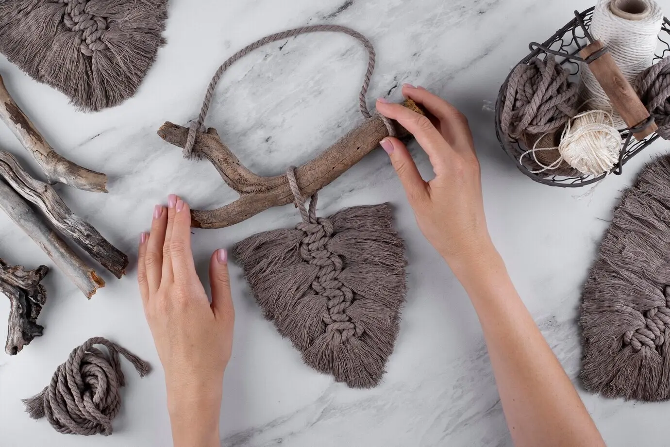 Traditionelles Makramee-Arrangement im Innenbereich